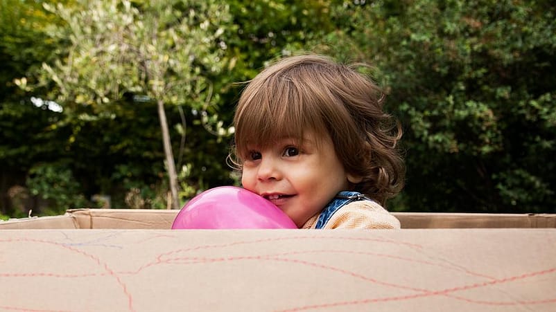niño sujetando una pelota