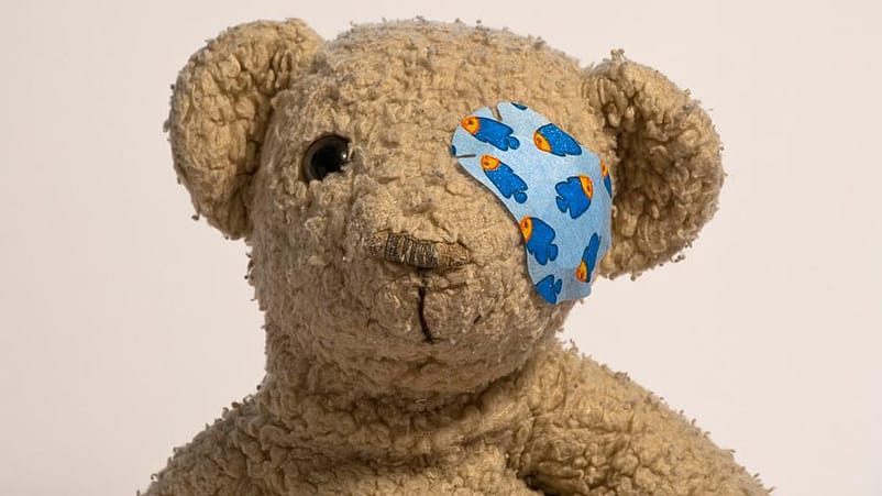 peluche con una tirita en el ojo