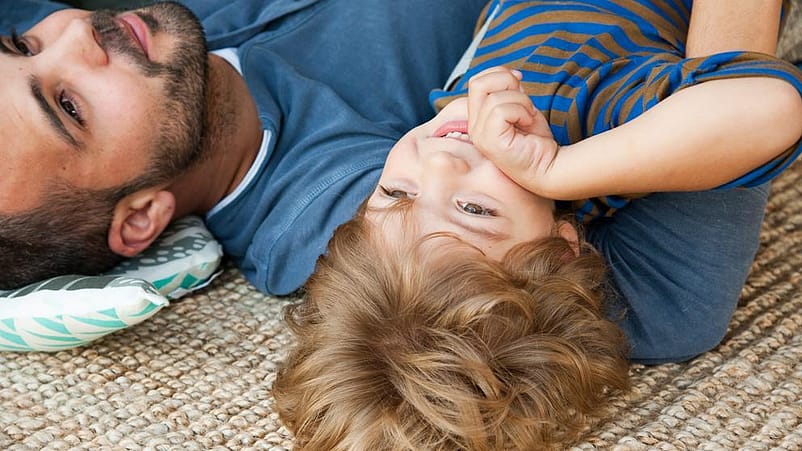 padre e hijo tumbados en el suelo