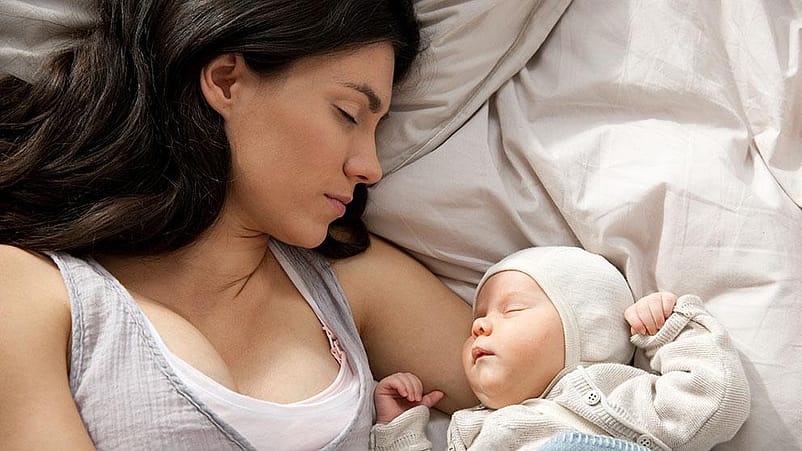 mama y bebe durmiendo