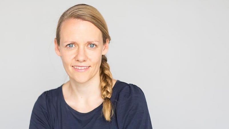 mujer rubia sonriendo