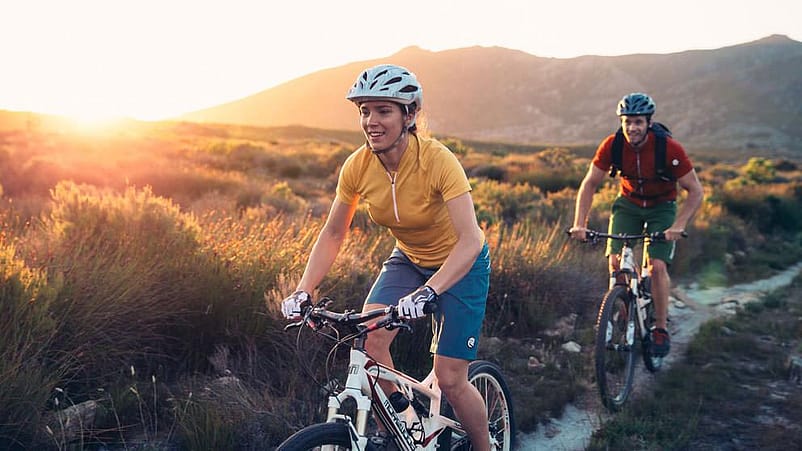 hombres realizando deporte al aire libre