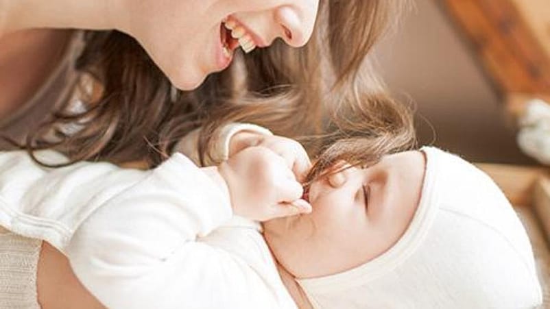 madre siendo cariñosa con su bebé