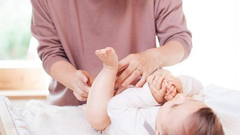 Moeder verschoont de luier van haar baby