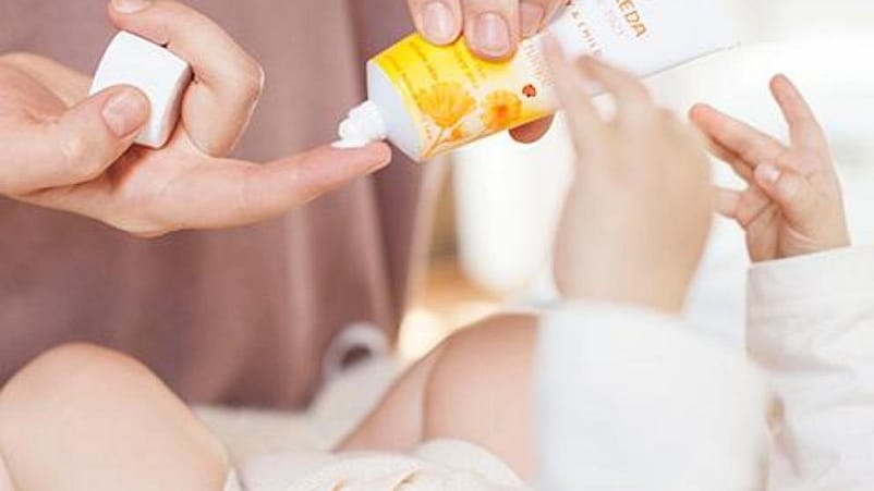 madre usando la crema pañal de weleda
