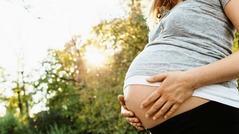 mujer embarazada palpandose la tripa para saber en que posicion esta el bebe