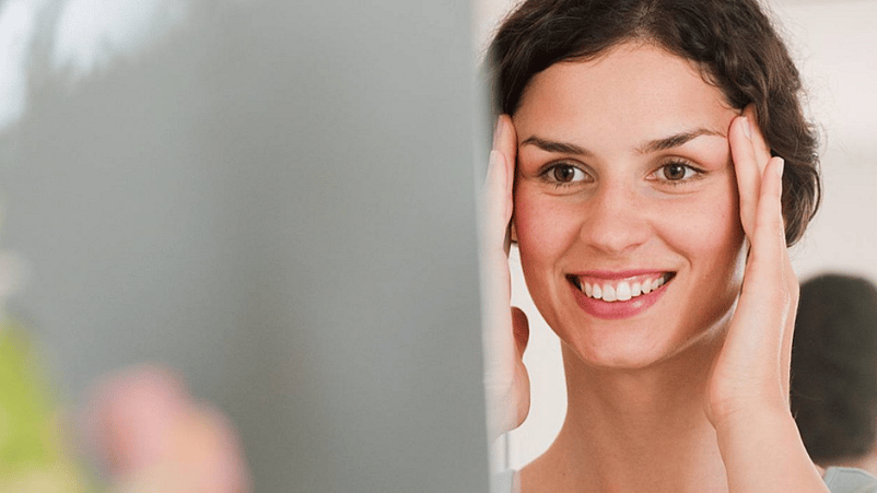 mujer mirándose en el espejo