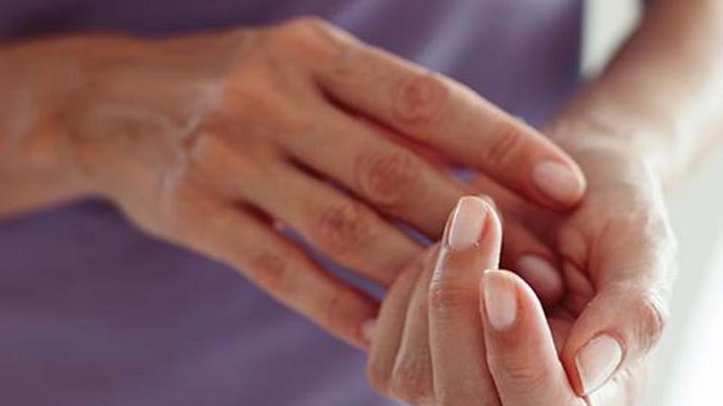 application de crème main