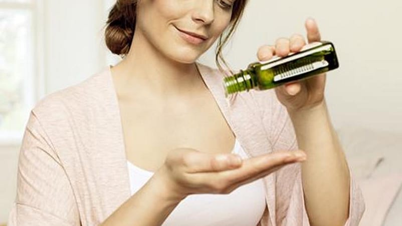 application de l'huile de massage