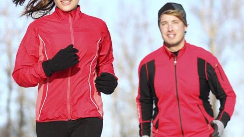 femme et hommes qui font un jogging