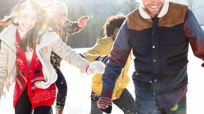 groupe de personnes en hiver neige