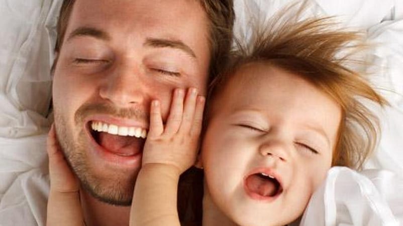 père avec son enfant qui rigole