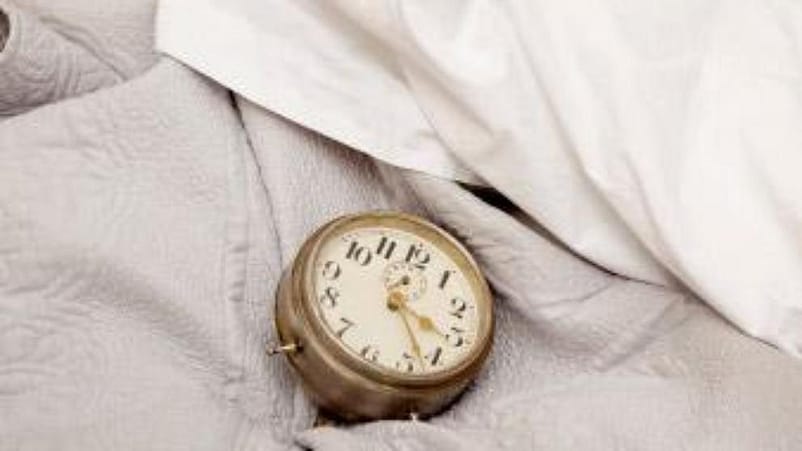 réveil posé dans un lit