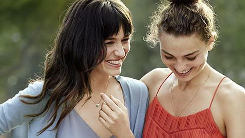 deux femmes qui sourient