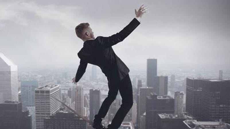 homme sur le toit d'une ville