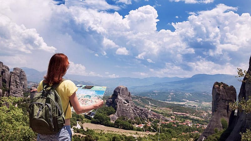 femme dans un parc avec une carte