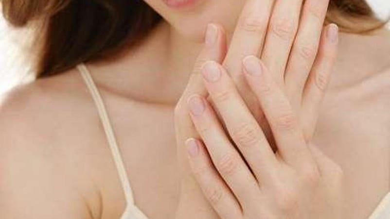 femme qui se tient la main