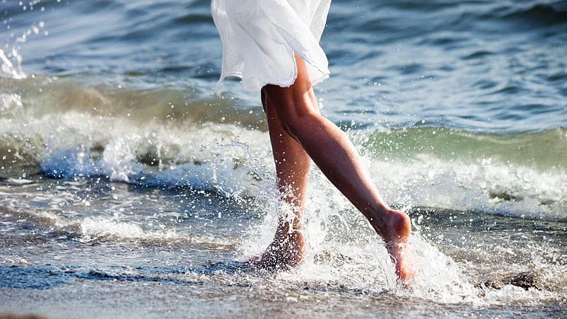 jambes de femme dans la mer