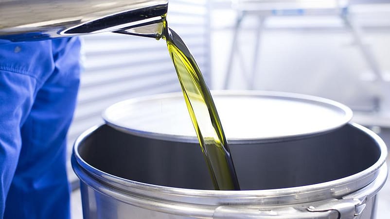 Fyller upp naturliga oljor i fat