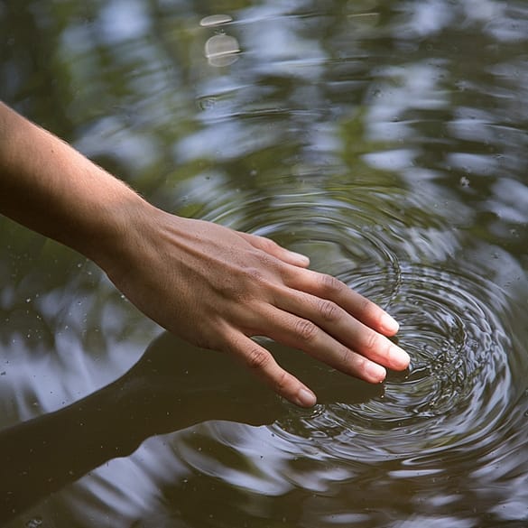 Hand på vatten