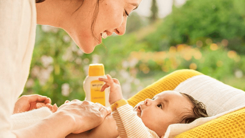 madre siendo cariñosa con su bebé