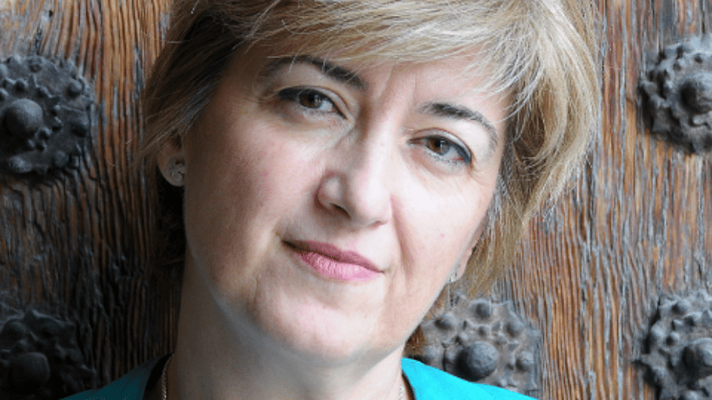 mujer matrona sonriendo