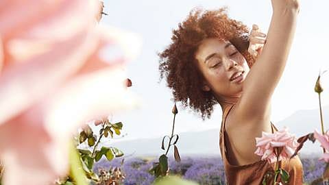 Vrouw tussen de bloemen