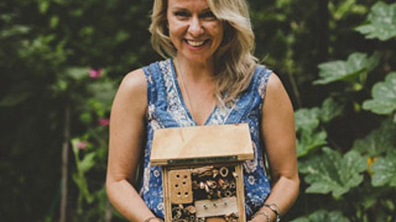 weleda femme avec une ruche