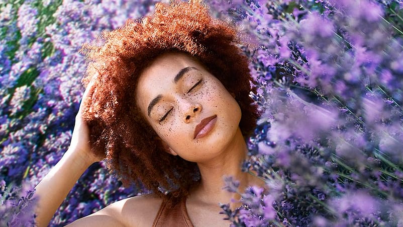 mujer con flores de lavanda