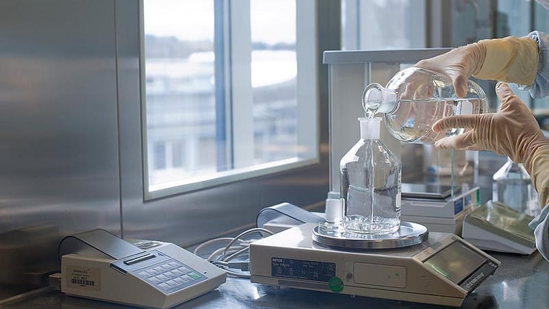 Ein Flüssigkeit im Labor abwägen