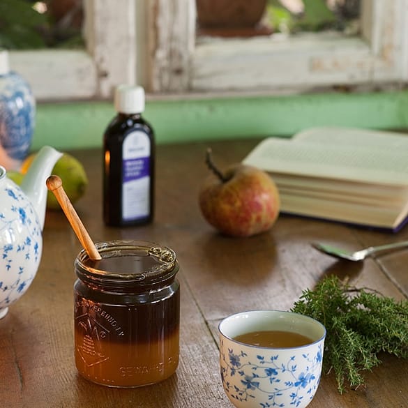 Thé, miel, pomme et sirop contre la toux