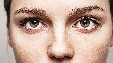 Augenpaar einer jungen Frau