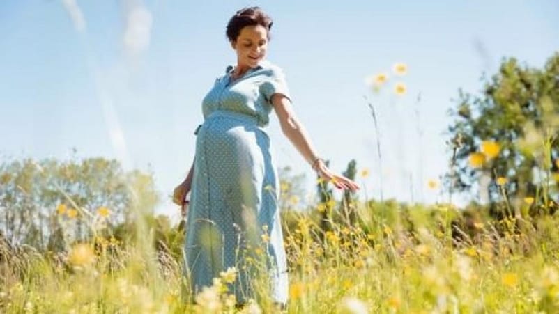 mujer embarazada paseando por la naturaleza