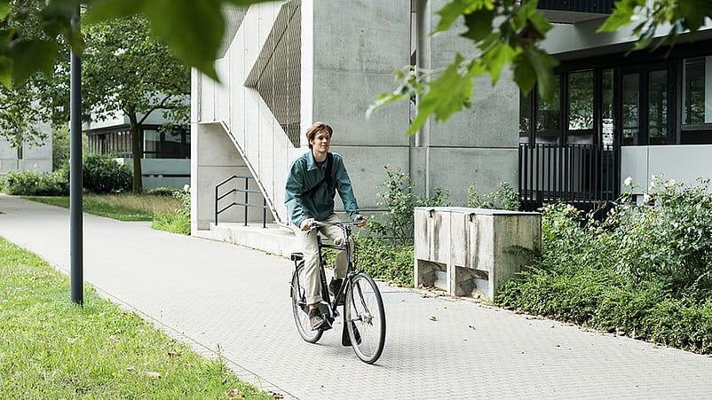 Ragazzo va in bici in città