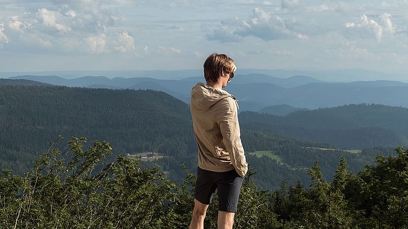 Un homme profite de la vue dans les montagnes