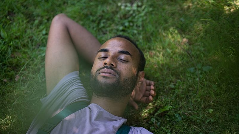 L'homme est allongé en dormant dans l'herbe