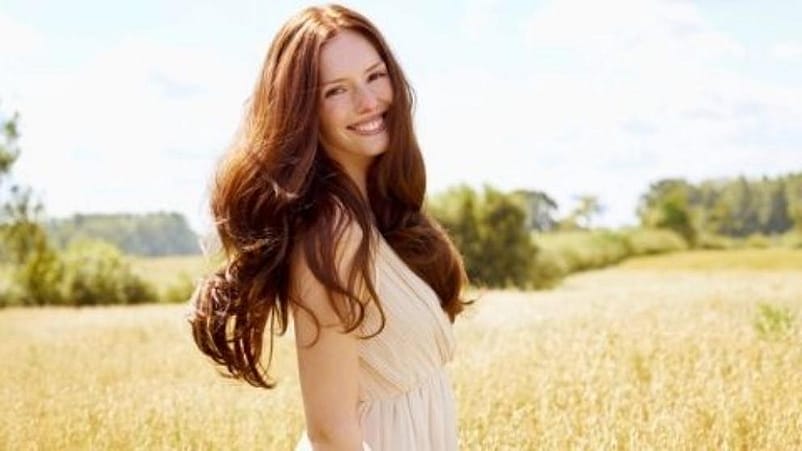 mujer sonriendo en la naturaleza