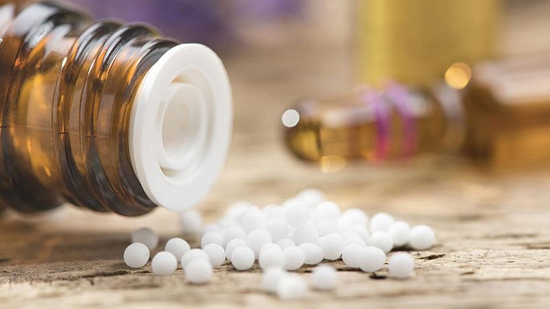 Globules avec flacon sur la table