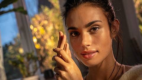 Femme avec les mains sur le visage