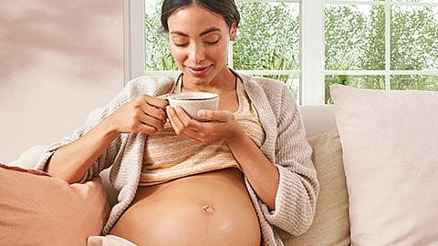 Schwangere Frau beim Tee trinken