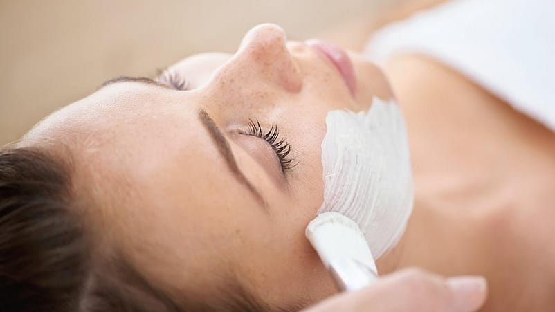 Vrouw krijgt schoonheidsbehandeling