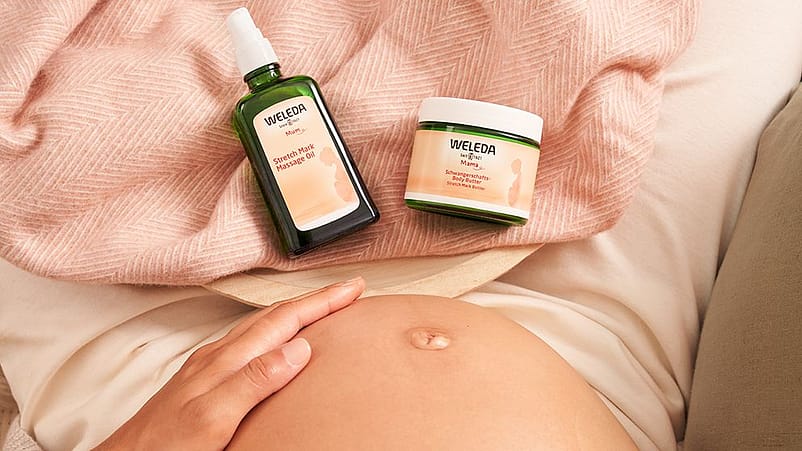 mujer embarazada usando antiestrias de weleda