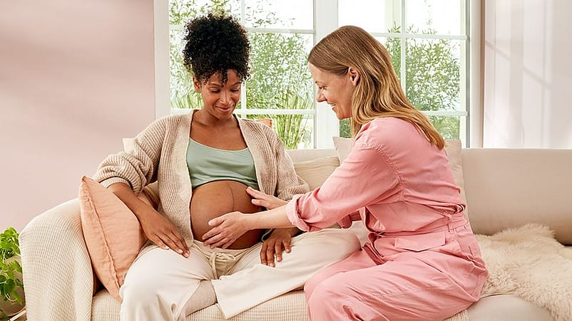 Gravid kvinna blir undersökt i sitt hem