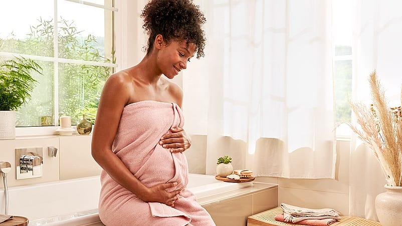 Gravid kvinna kramar om sin mage