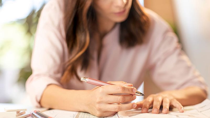 Frau am Schreibtisch