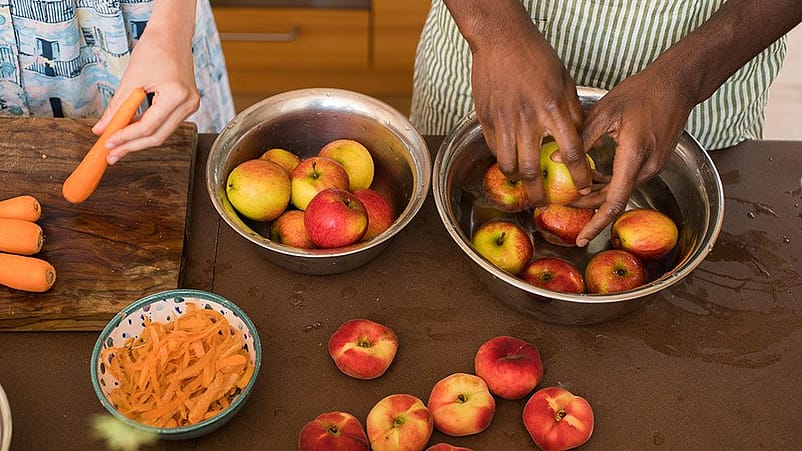 Un couple prépare un repas sain
