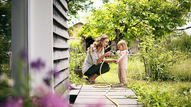 une femme soulage une piqûre d'insecte avec l'eau de son enfant