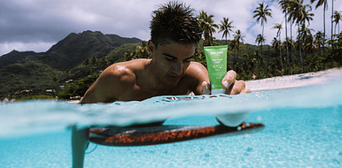 hombre en el mar mostrando Skin Food