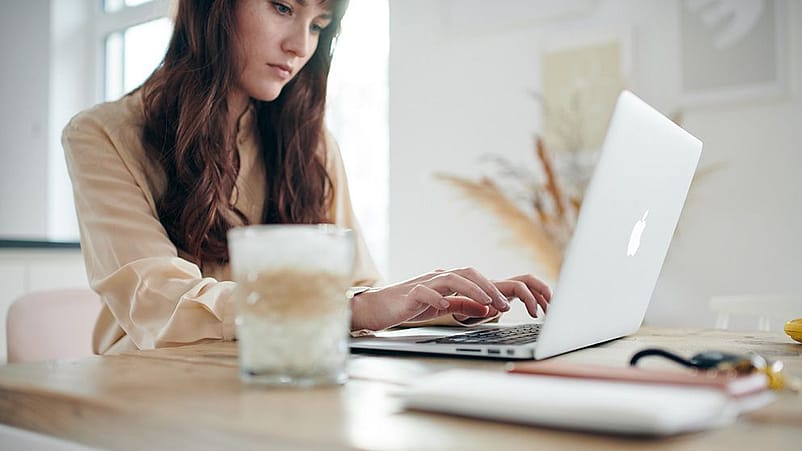 Frau schreibt am Laptop