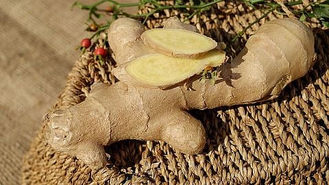 Ingwerwurzel in einem geflochtenen Korb